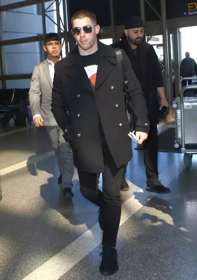 韩国明星上脚yeezy,yeezy白斑马