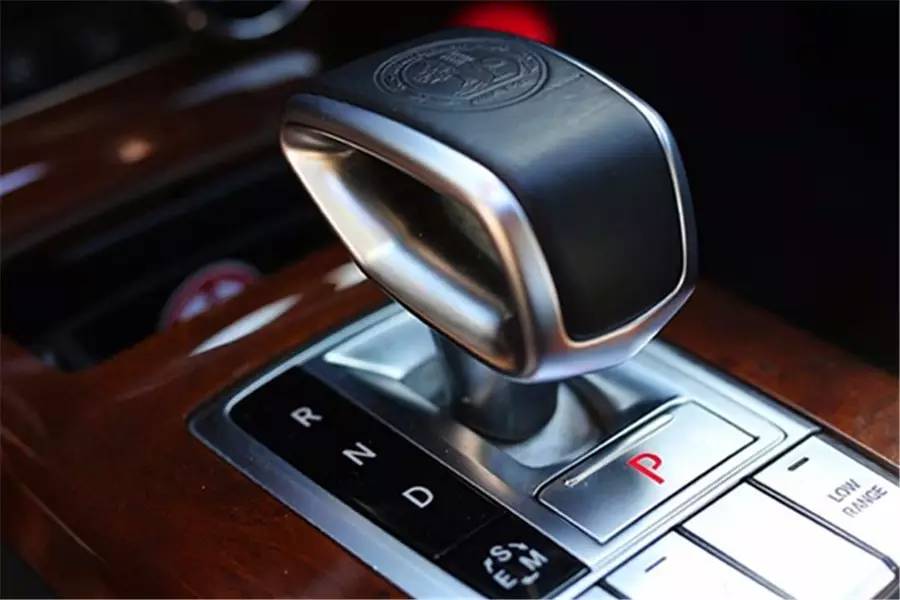 自动挡的车等红灯挂p挡还是n挡,自动挡车等红灯时应该挂什么挡