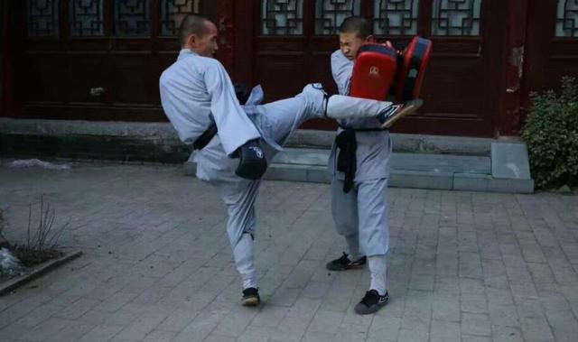 少林武僧转头,少林功夫原地挺身