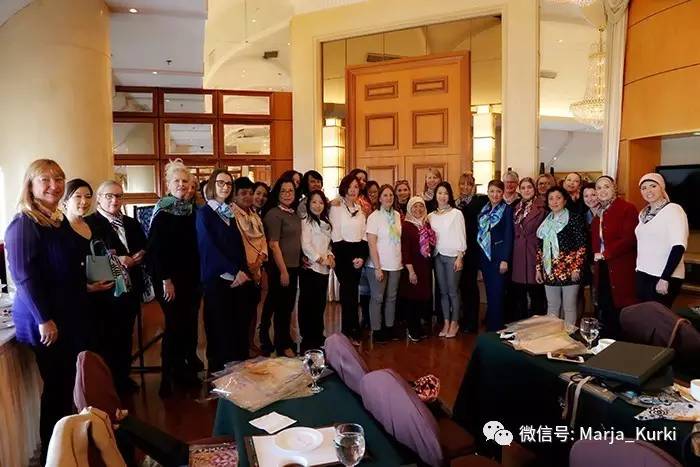 外交官夫人告诉你可以没有名牌包，但这个单品不能少！