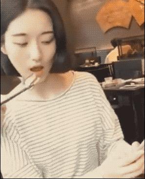 搞笑Gif：白板，动了手脚之后变*摸自**了！所以说远离赌博！