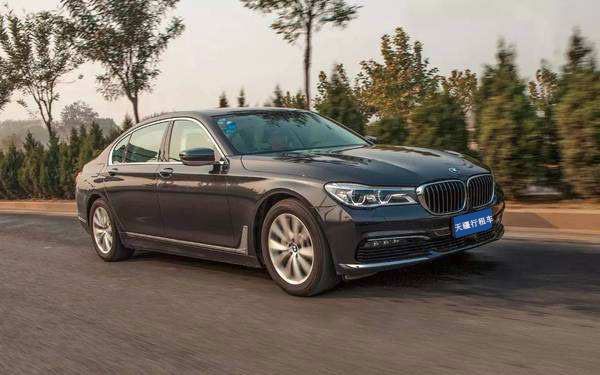 成都租商务车自驾游费用,在成都租个车自驾318多少钱