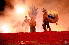 元宵节，在这里的鞭炮是这样玩的，看着都痛呀