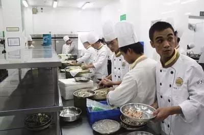 厨房厨师长年终总结范文大全,厨师长管理一个厨房要怎么管理