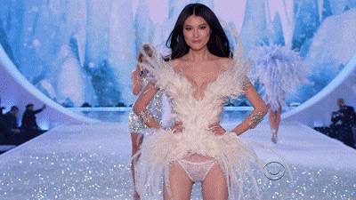 维密天使何穗最新视频,2017何穗维密秀高清图片