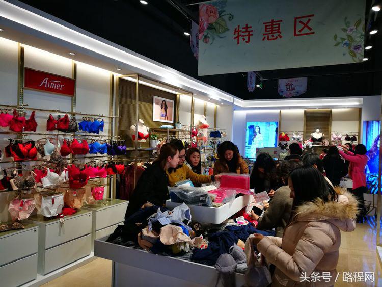 3月8日女神节，黎里古镇和内衣店聚集了一众男神女神？