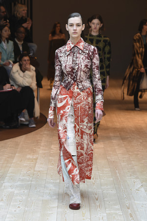 欧阳娜娜巴黎世家帽,巴黎世家欧阳娜娜同款