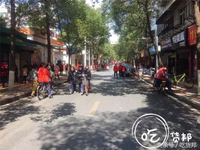 用100元钱吃遍整条小街,用20元吃遍校门口路边摊