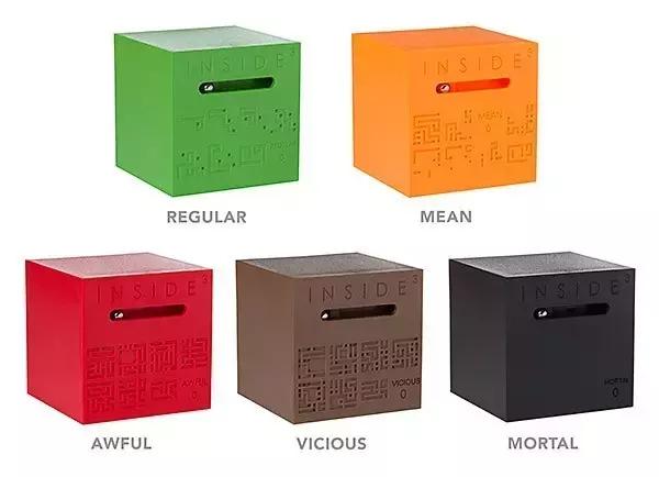 小朋友把手放下去捡玩具,小朋友把手放玩具