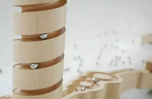 小朋友把手放下去捡玩具,小朋友把手放玩具