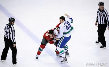 有趣的冰球运动：允许打架，可以单挑，看中国冰球队员单挑韩国