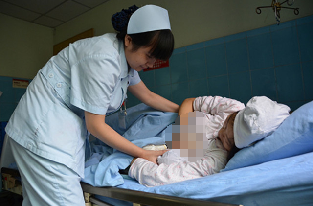 生孩子顺产是从屁股里出来吗,生孩子顺产发现胎儿是横着的