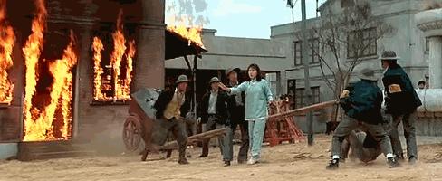 女子开酒瓶瓶盖,一女子开瓶盖