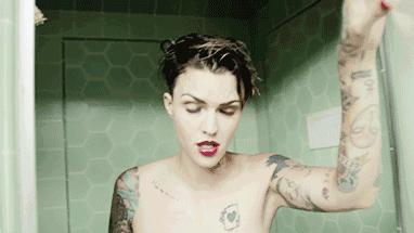 深夜东西｜在男女神之间切换自如的酷女孩，把多少姑娘都掰弯了……