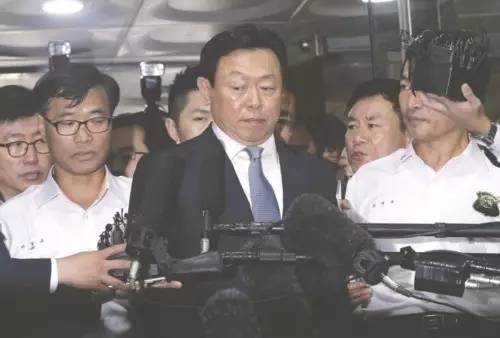 父子同睡一个女明星，儿子把老子赶下台，乐天家族上演超屌炸天宫斗剧，厉害厉害！