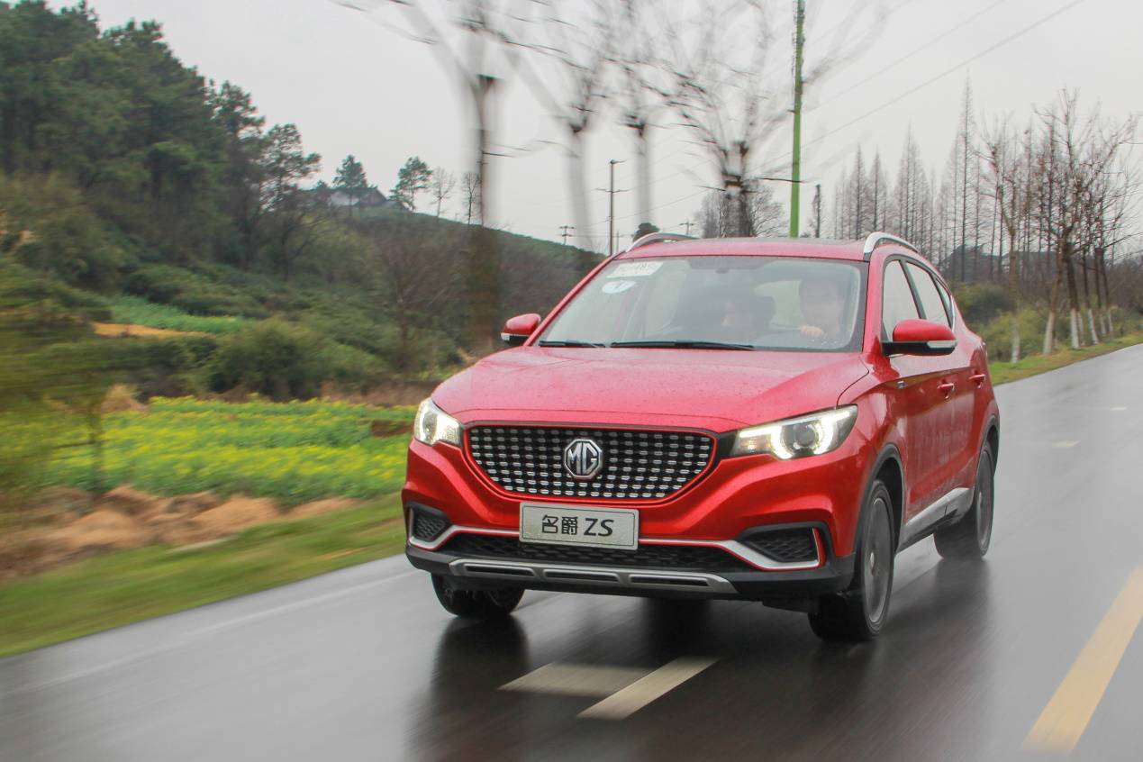 名爵zs自动泊车,能自动驾驶还能放无人机的汽车