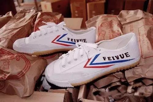 小白鞋什么时候流行的,最近流行哪些小白鞋女