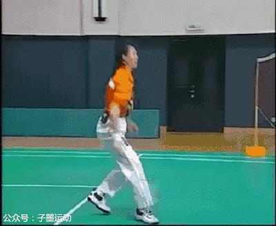 羽毛球球还没过线可以扑球吗,羽毛球双打扑球出界怎么办