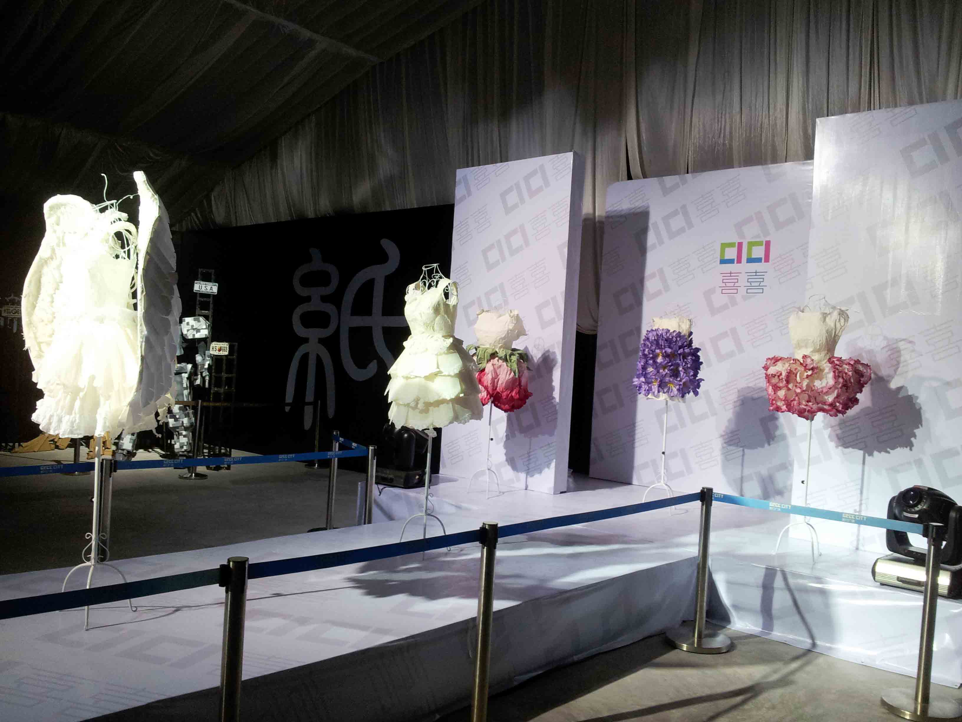 她“玩”纸六年，用纸艺让白龙重现广州聚龙古村