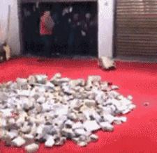 女朋友不让我跟漂亮的女人说话，第二天，我就升职了