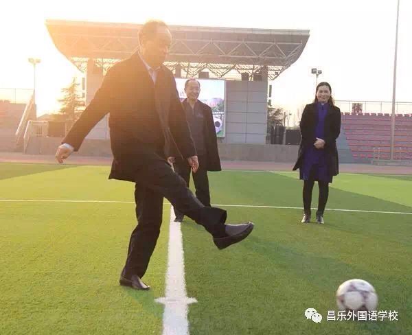 又一次校园足球比赛,校园足球比赛校长和教练在讨论