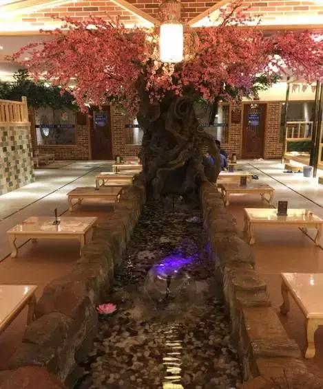 一起泡温泉的奢侈的享受,夏日一起泡温泉