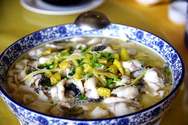 又一只外酥里嫩的烤全羊出炉了,这家的烤全羊最好吃又香又脆