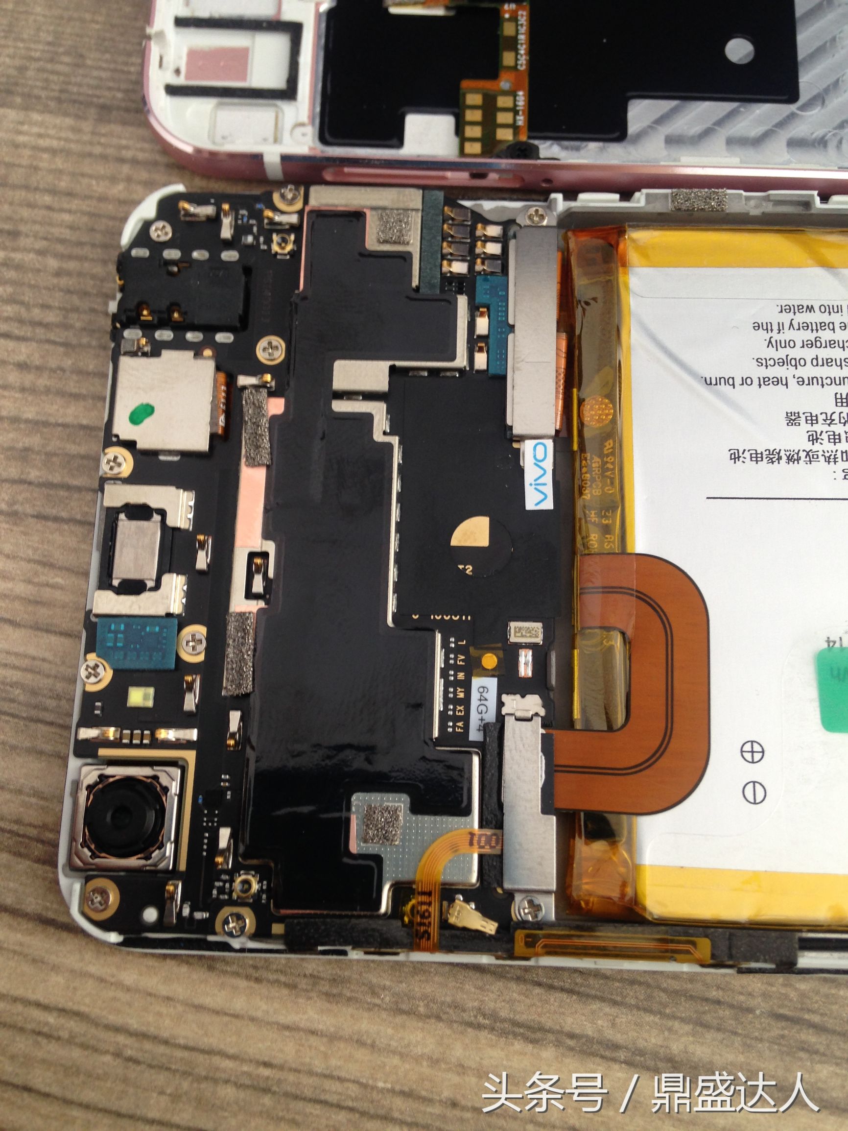 拍视频夫妻俩吵架,夫妻吵架摔手机后的效果