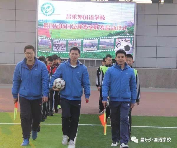 这个学校的足球赛火了！校长竟然亲自上阵！