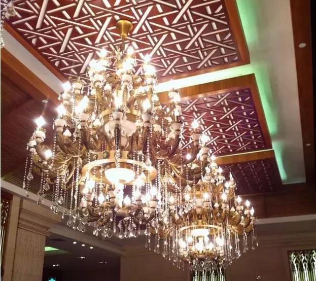 一起泡温泉的奢侈的享受,夏日一起泡温泉