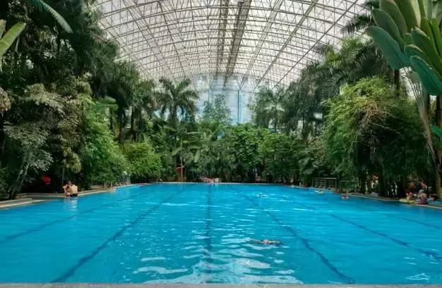 一起泡温泉的奢侈的享受,夏日一起泡温泉