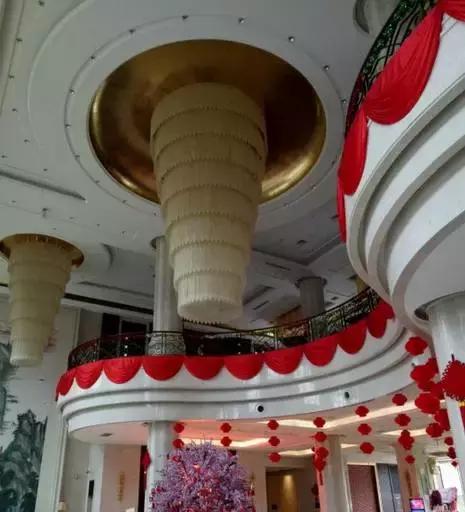 一起泡温泉的奢侈的享受,夏日一起泡温泉