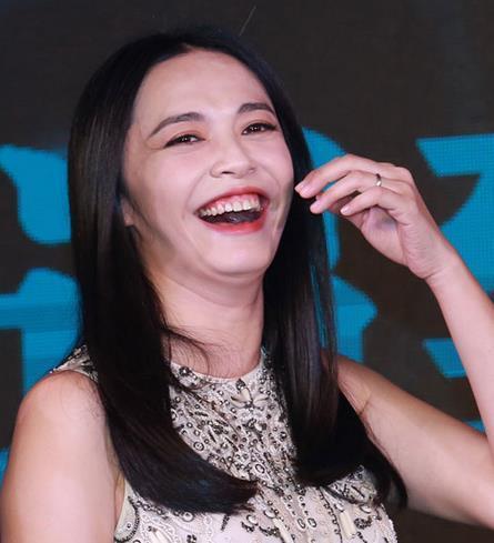 江一燕端庄优雅轻松驾驭各种风格,江一燕和舒淇照片