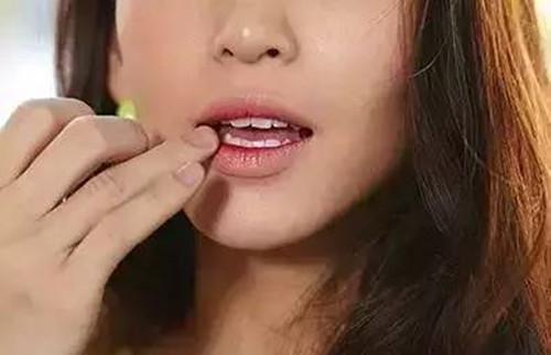 用口红在手上画图案,用手涂口红的正确方法