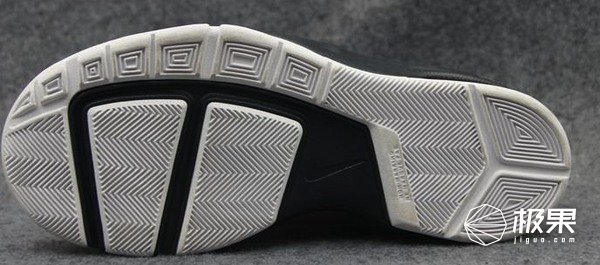 你从不注意的鞋底花纹,却成了乔丹科比封神的“秘密”