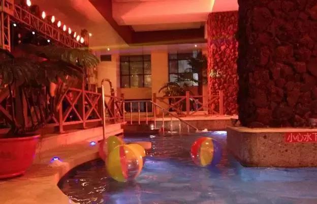 一起泡个温泉,温泉泡池冬天来一场暖暖温泉旅行