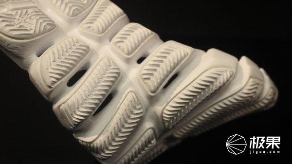 你从不注意的鞋底花纹,却成了乔丹科比封神的“秘密”