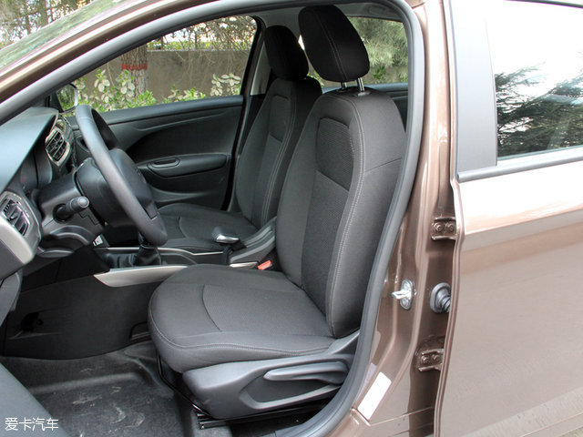 标致3012016款1.6l自动尊崇版,中期改款大变样
