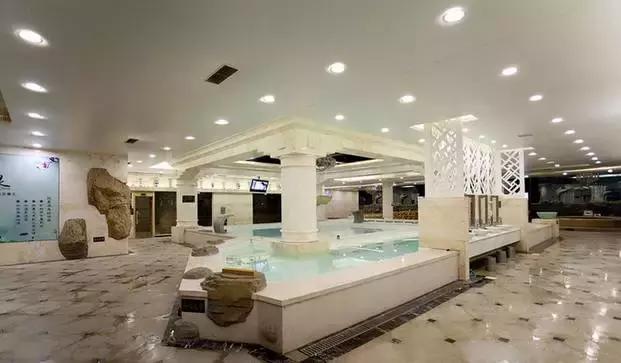 一起泡温泉的奢侈的享受,夏日一起泡温泉