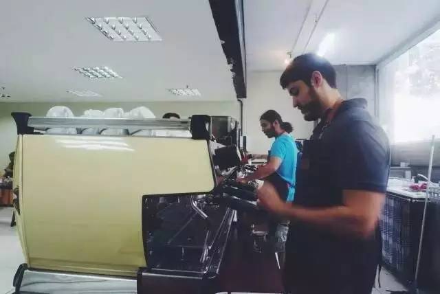 去年夏天，他几乎花光了全部积蓄流浪巴西，去了这些自由有趣的咖啡馆