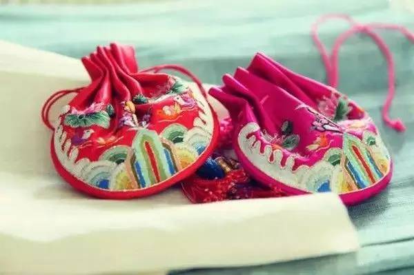 英国女王背双肩包,英国女王的爱马仕包包