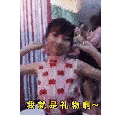 杨幂在泳池边吃苹果,在游泳馆里偶遇杨幂