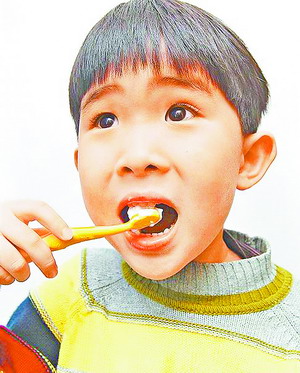 儿童长期少量吞食牙膏,孩子刷牙后咬指甲