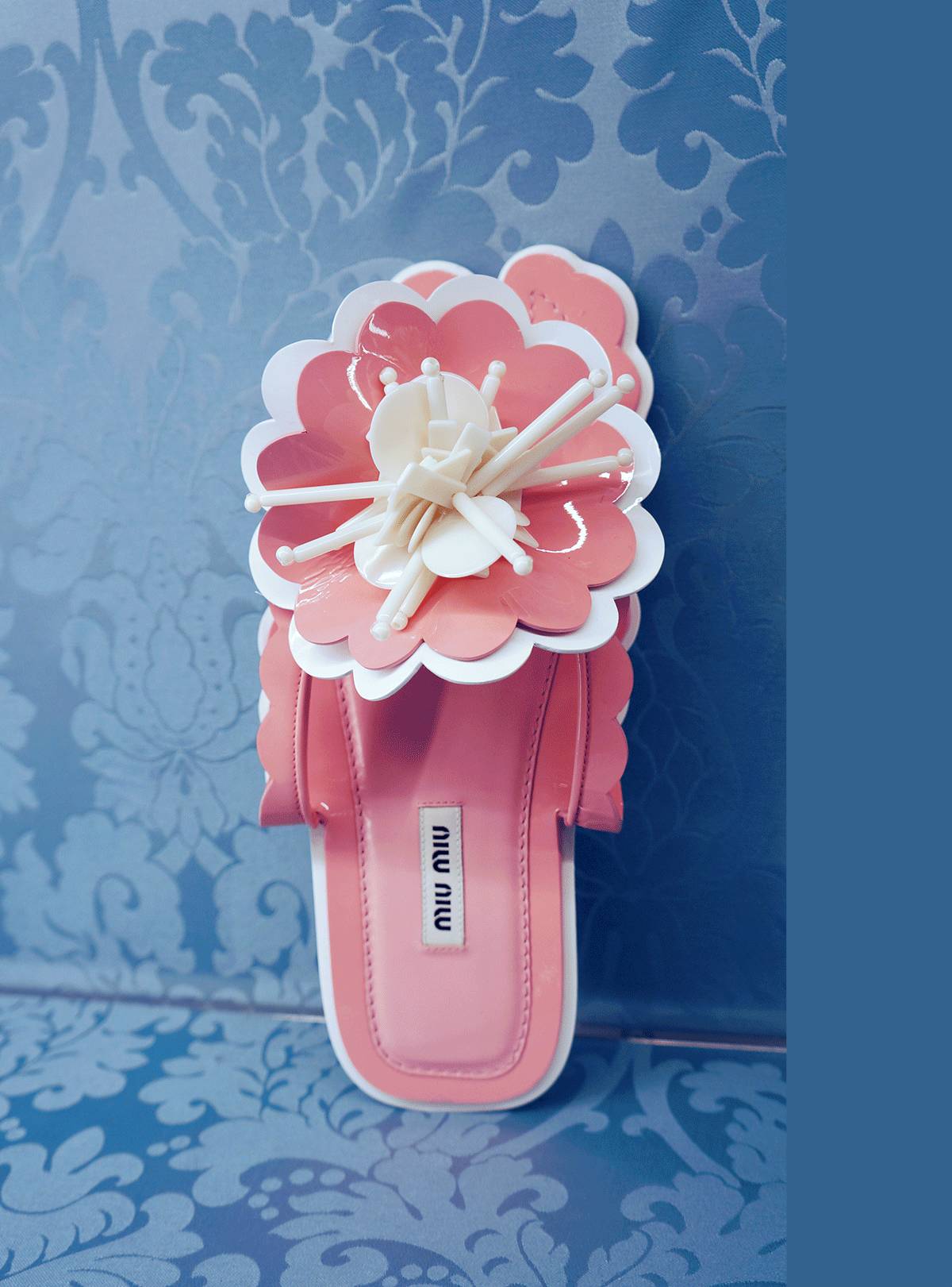 杨幂在泳池边吃苹果,在游泳馆里偶遇杨幂