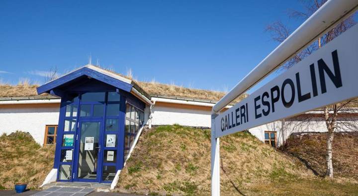 在山的那边海的那边有一群小红狗,在山的那边海的那边有一个蓝精灵