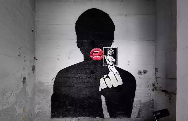 在山的那边海的那边有一群小红狗,在山的那边海的那边有一个蓝精灵