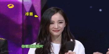 杨幂在泳池边吃苹果,在游泳馆里偶遇杨幂