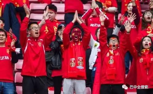 这一群中小学生像职业球员一样在踢球！