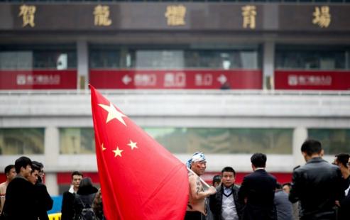 这位球迷皇帝又来了！大批球迷抵达长沙助威中韩生死战！