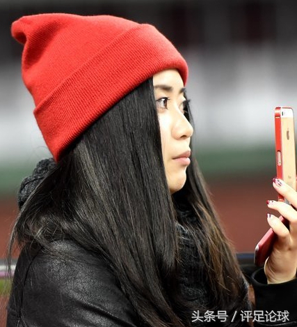 世预赛中韩对决今晚开战赛前美女记者场内嘟嘴卖萌自拍